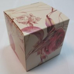 Подарочная коробка для кружки кремовая "Цветы"